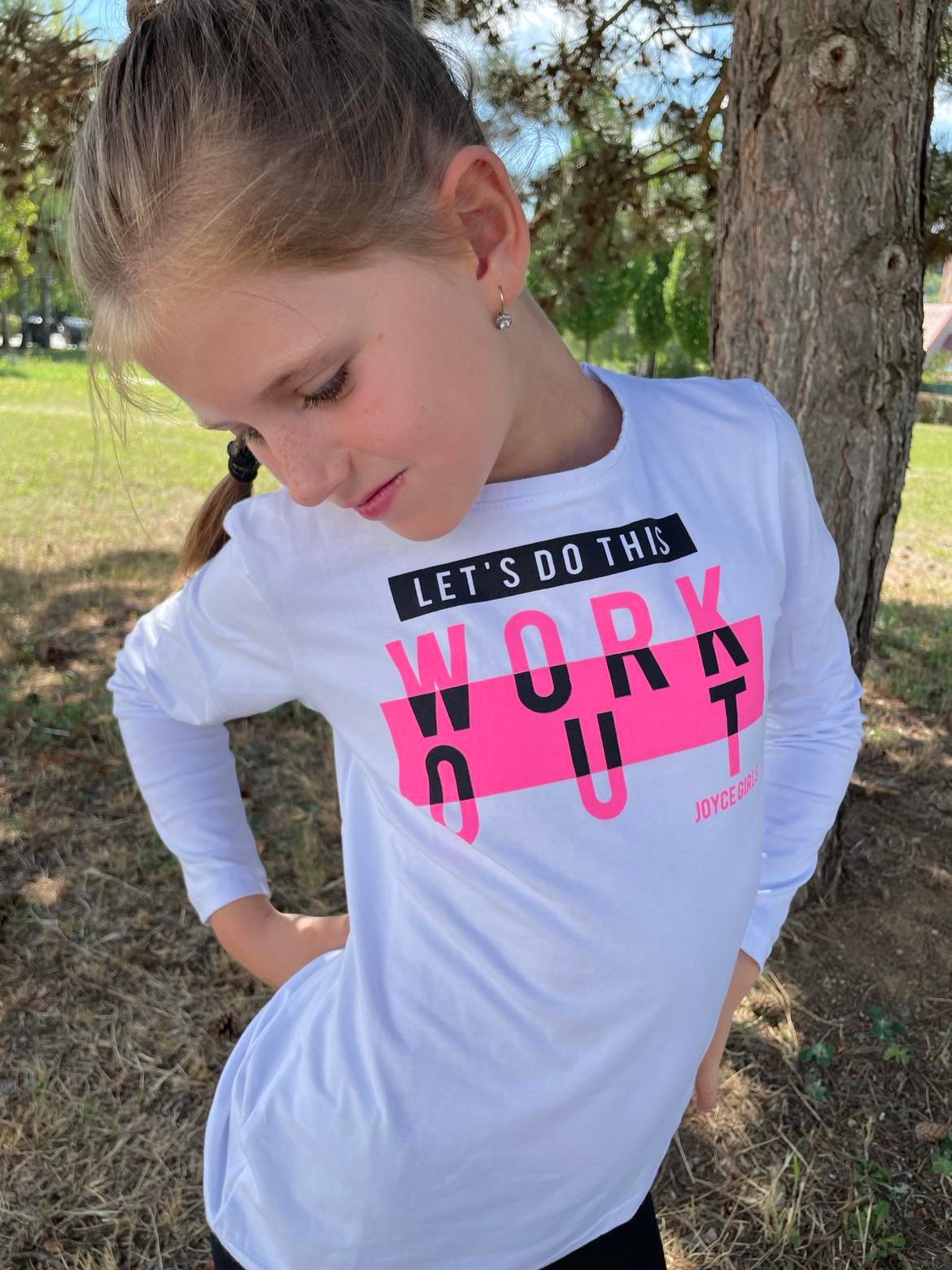 Dívčí sportovní souprava s tričkem a legínami "WORK OUT" Barva: Bílá, Velikost: vel. 6 (114/120 cm)