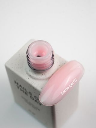 Bottle Gel od značky NAILSOFTHEDAY — stavební gel v lahvičce s praktickým štětečkem. ▪️ Ideální pro zpevnění přírodních...