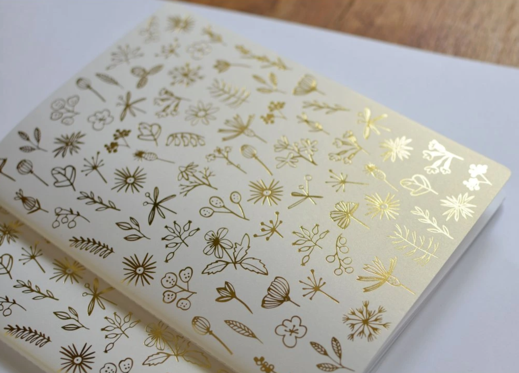 Bloky a sešity jsou jako tišší pamětníci našich znalostí, myšlenek a snů