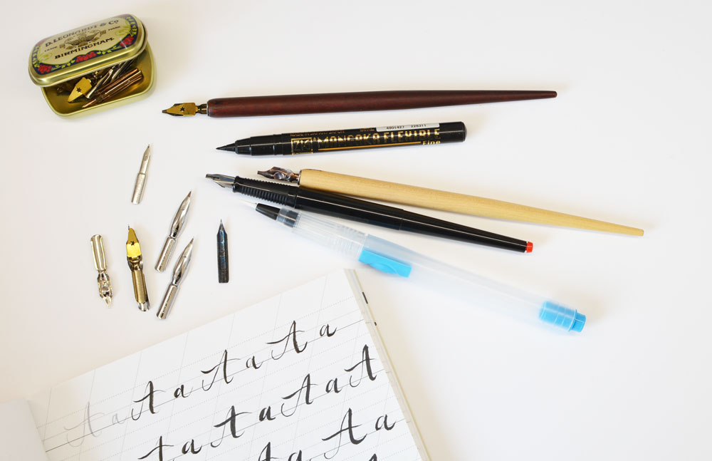 Jaký je rozdíl mezi kaligrafií a letteringem a proč rukopis při učení nehraje roli?