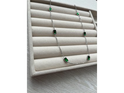 Náhrdelník strieborno-smaragdový chirurgická oceľ