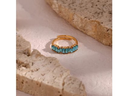 Pozlátený prsteň s modrými zirkónmi