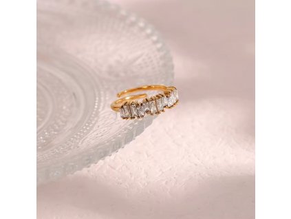 Pozlátený prsteň s bielymi zirkónmi