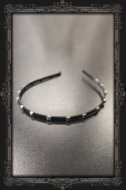 Čelenka s malými pyramidami