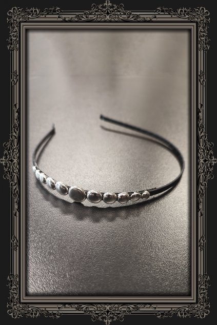 Čelenka se stříbrnými peckami