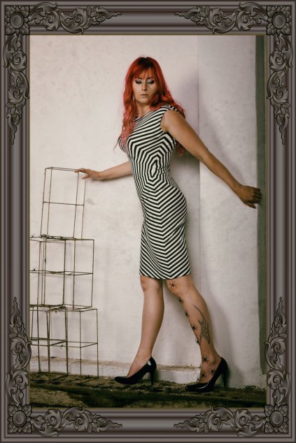 712 pruhované šaty Eresida rám