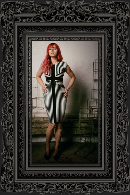 713 pruhované šaty Aranei rám