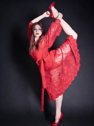 Kateřina ❤️❤️❤️ a můj boží červený plášť. @catherine_de_crumbenowe @rub3n.rin4ldi #manon #fashion #designerclothes...