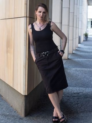 Minimalismus s jednoduchými detaily. Klasika, co nikdy neomrzí. Nadčasovost, kvalitní materiály a precizní ruční práce....