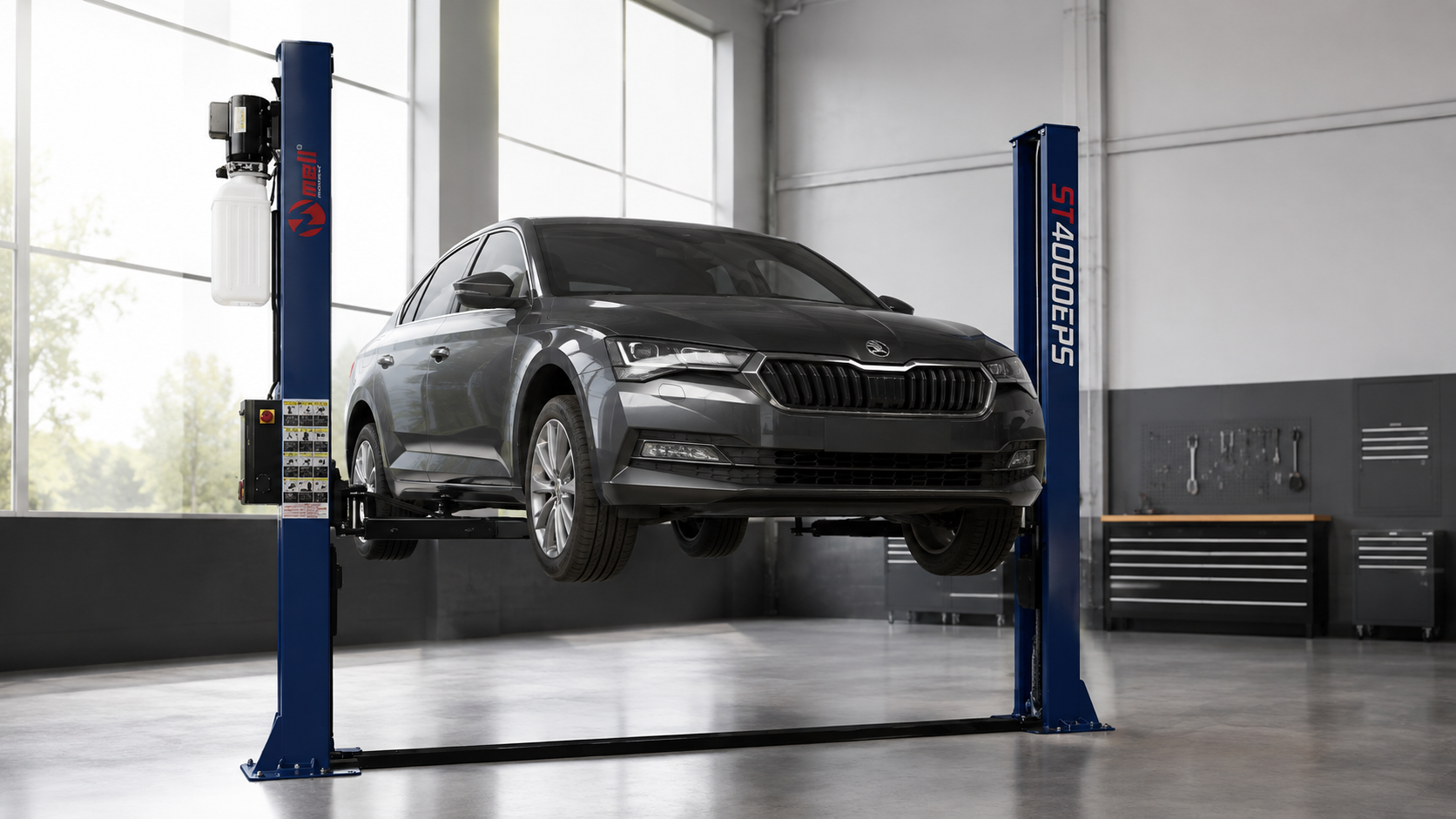 Dvojstĺpový zdvihák ST4000EPS so zdvihnutým vozidlom v autoservise