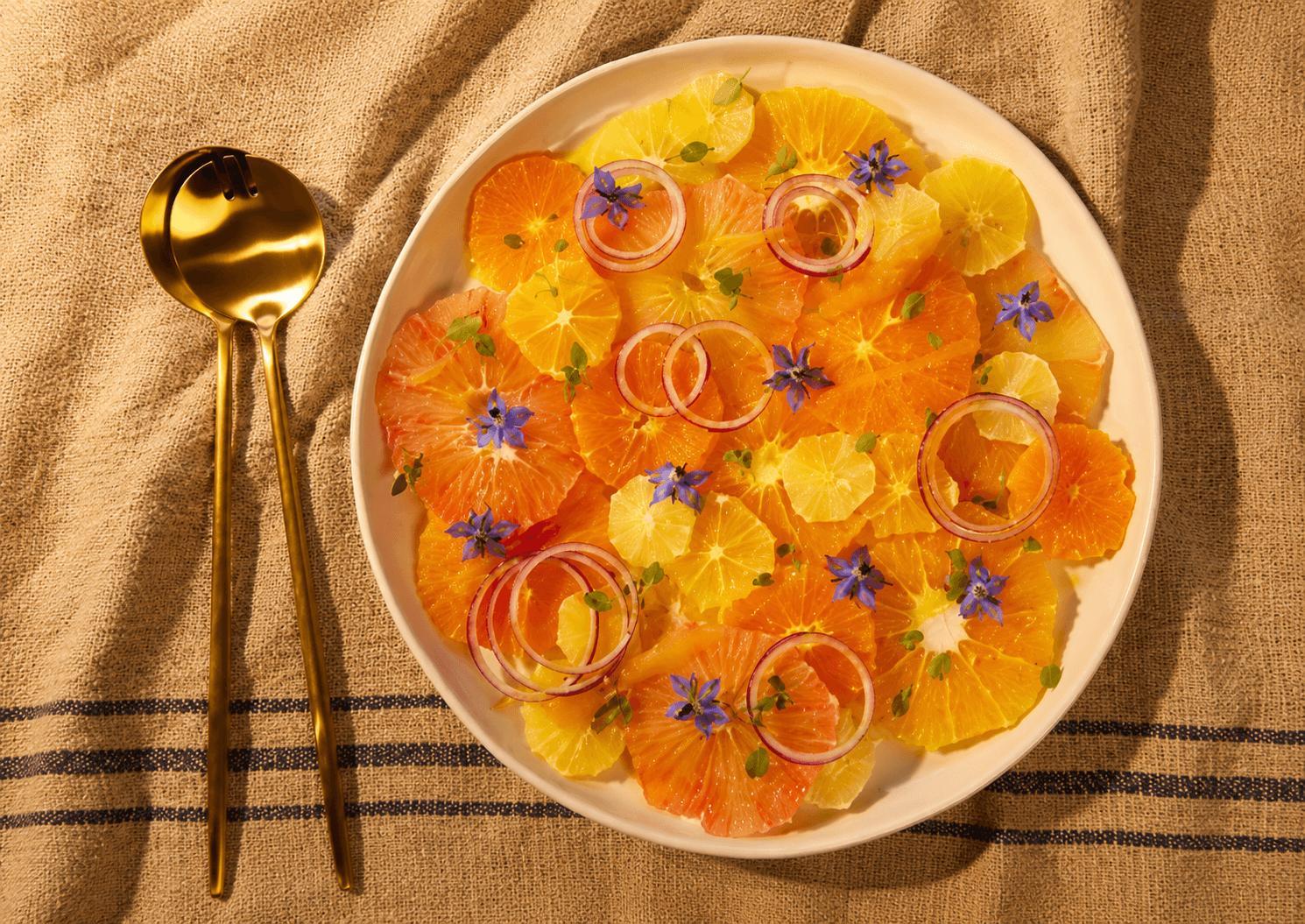 🍊 Citrusový šalát s Manuka Health medom, červenou cibuľou a jedlými kvetmi.