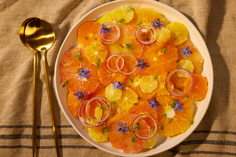 🍊 Citrusový šalát s Manuka Health medom, červenou cibuľou a jedlými kvetmi.