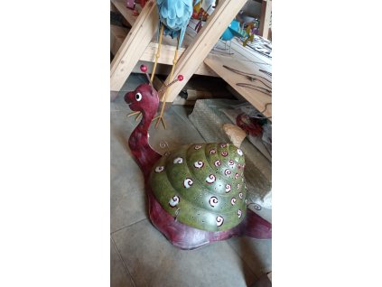 Šnek plech bordový zelená ulita