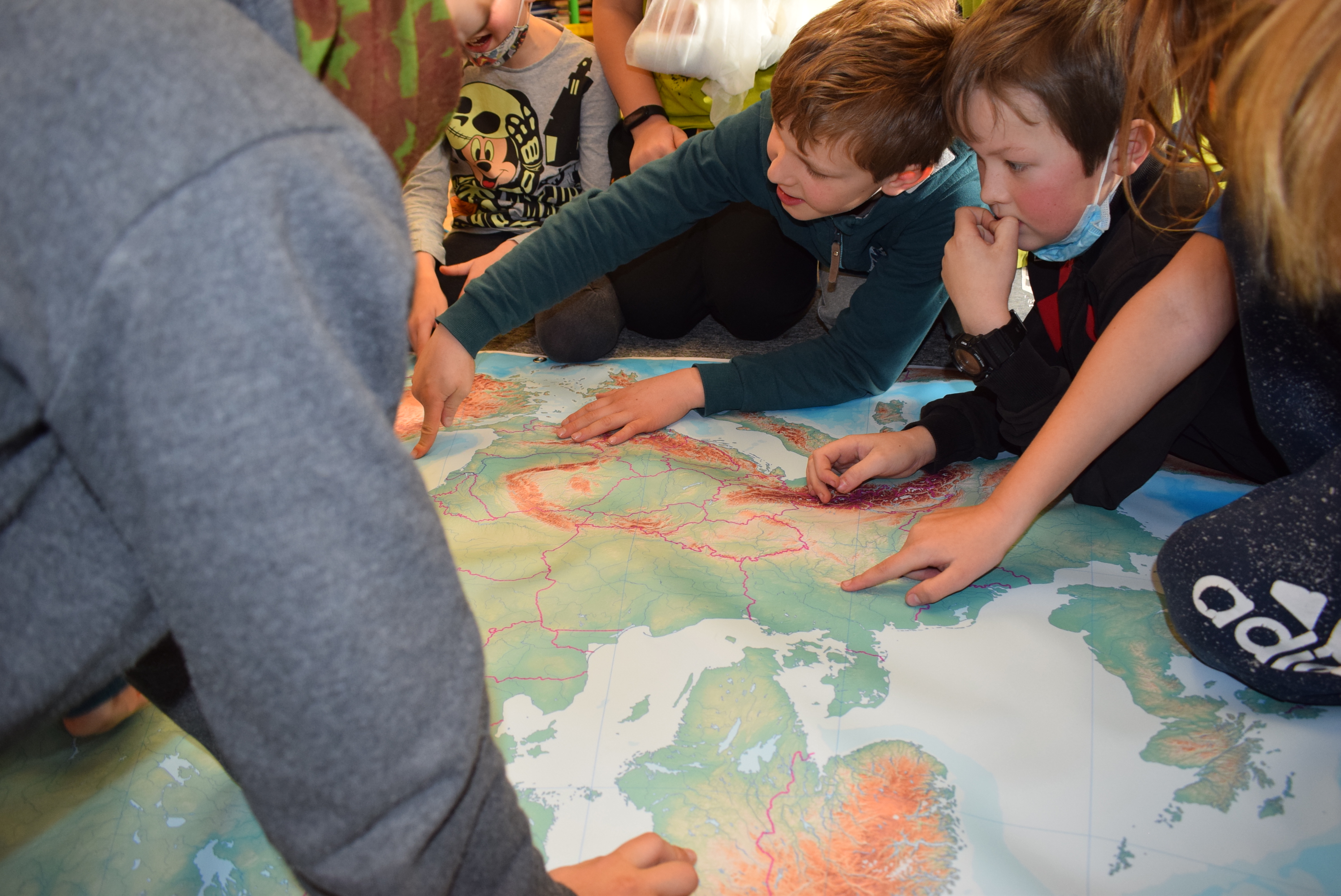 Slepá politická mapa Evropy s hlavními městy a vlajkami k vybarvení