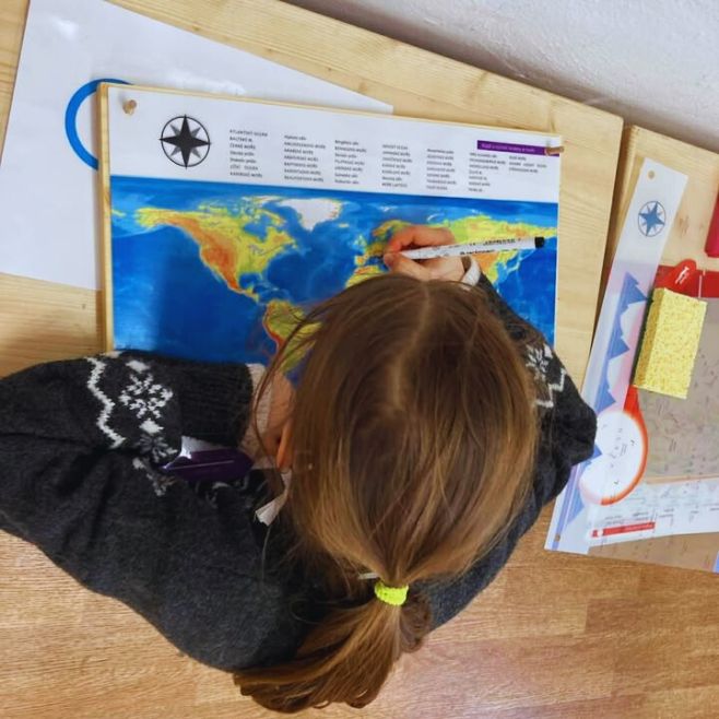 Třída plná map, nápadů a spolupráce 🌍✏️ Ve třídě komunitní školy ŽijeTo z Břeclavi děti pracovaly s pomůckami MAPUiTO –...