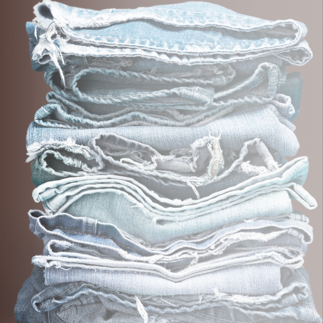 Recyklace starých riflí: Jak proměňuji džínovinu ve stylové tašky a batohy