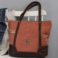  Velký dámský shopper | taška v kombinaci pravé kůže v barvě tmavě hnědé, a pevné látky lososové barvy, vyrobený ručně od Marabe