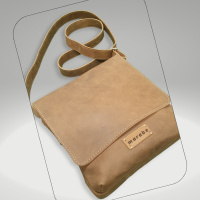  Menší crossbody taška z pravé kůže v hnědé barvě, vyrobená ručně na zakázku od Marabe