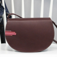 Unikátní dámská crossbody kabelka z pravé kůže v bordó barvě, vyrobená ručně od Marabe