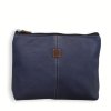 Kožená kapsa Kori Maxi v tmavě modré s nášivkou čtyřlístku a polstrováním pro ochranu vnitřního obsahu.