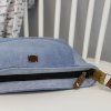 Crossbody taška z recyklovaných riflí s barevnou aplikací z kůže detail zapínání na zip