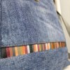 Crossbody taška z riflí s barevnou aplikací z kůže detail proužkované aplikace