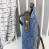 Crossbody taška z riflí s barevnou aplikací z kůže detail z boku
