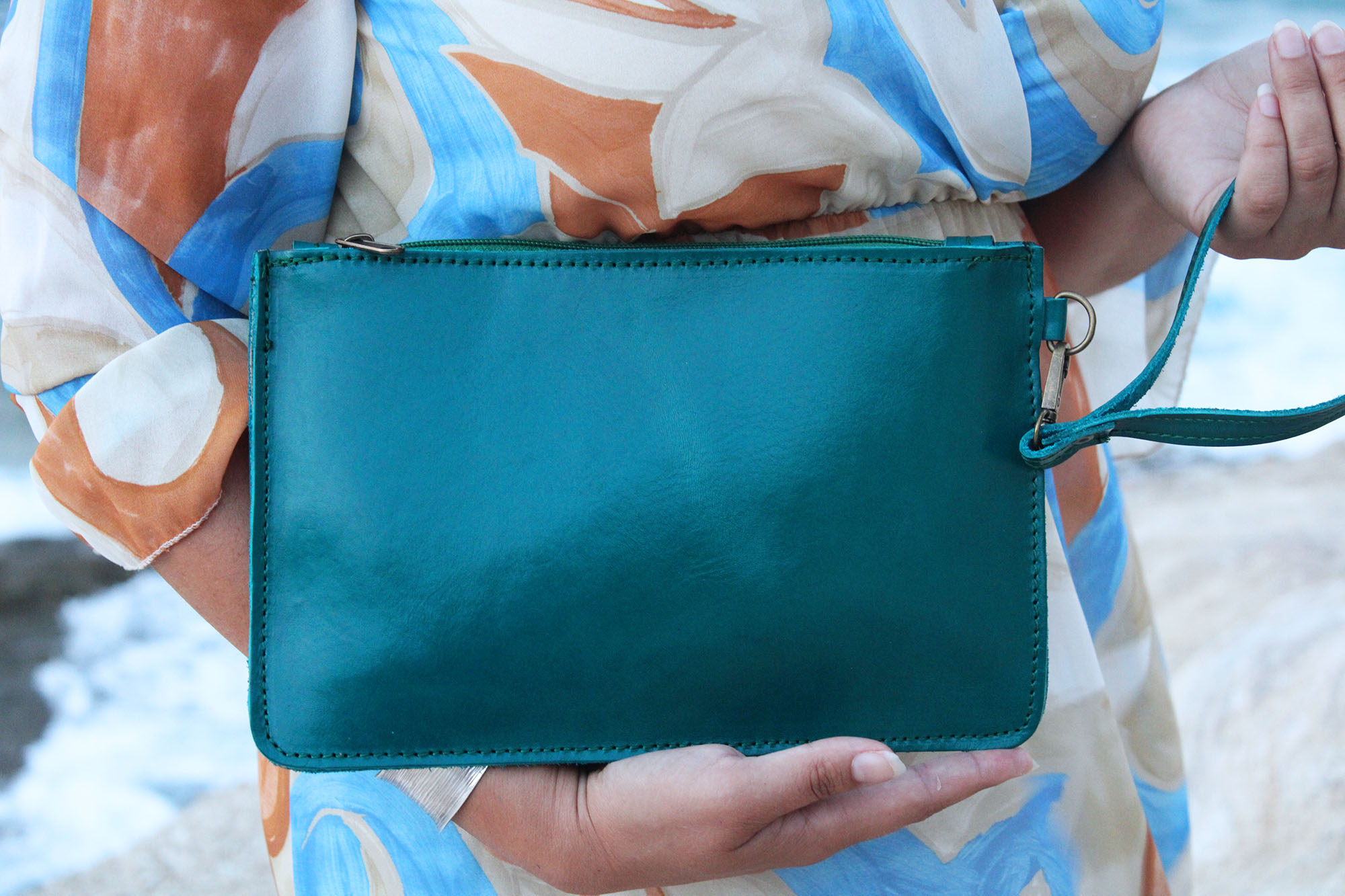 Móda a barvy: kombinace tyrkysové s béžovou, bílou a černou