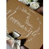 Elegantní luxusní dárkové balení s ručně psaným věnováním pro novomanžele a stříbrnou mašlí