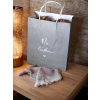 Elegantní luxusní dárkové balení s ručně psaným věnováním a stříbrnou mašlí