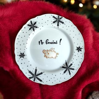 Ručně malovaný talíř, který rozzáří každou vánoční tabuli! ✨ S nápisem No konečně! a roztomilým zlatým prasátkem vám...