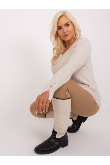 pol pl Hurt Jasnobezowy damski sweter plus size z dekoltem V 402124 1