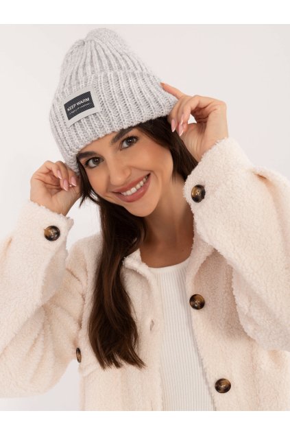 Zimní čepice se štítkem světle šedá