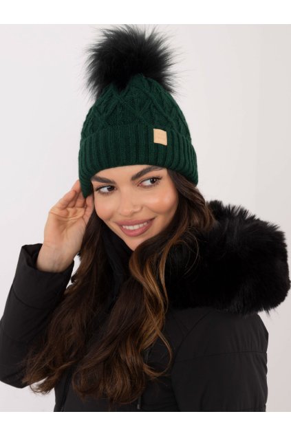 Zimní pletená čepice s bambulkou tmavě zelená
