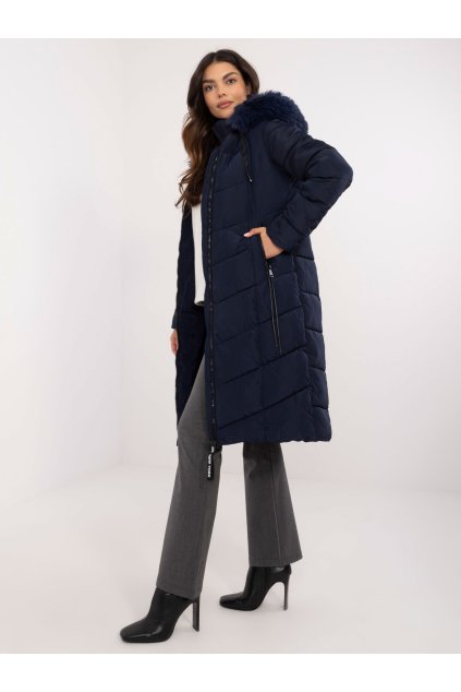 Dlouhá prošívaná zimní bunda s kožíškem tmavě modrá