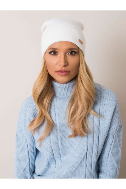 Jednoduchá bílá čepice s malým štítkem