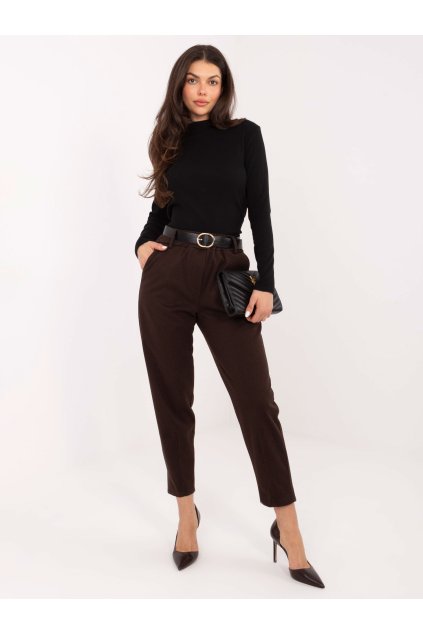 Společenské kalhoty s páskem a kapsami hnědé