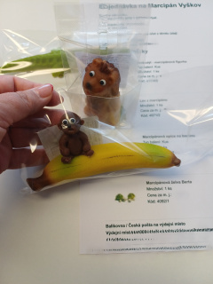 Marcipánová opice na banánu