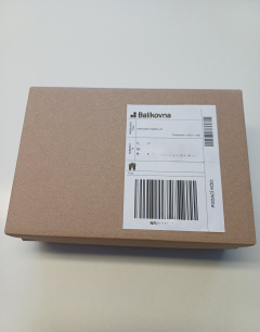 Nalepený štítek dopravce.