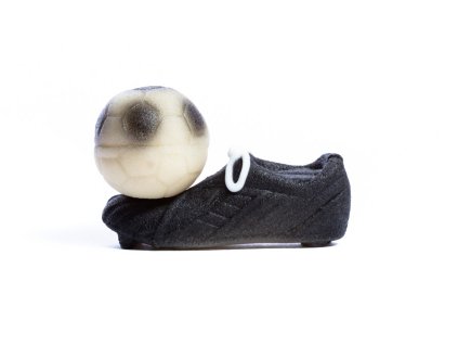 Kopačka s míčem - černá – baleno v sáčku - marcipánová figurka