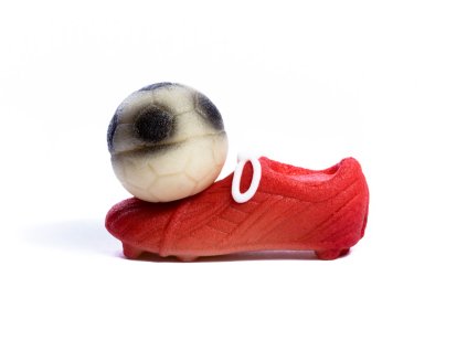 Červená kopačka s fotbalovým míčem z marcipánu
