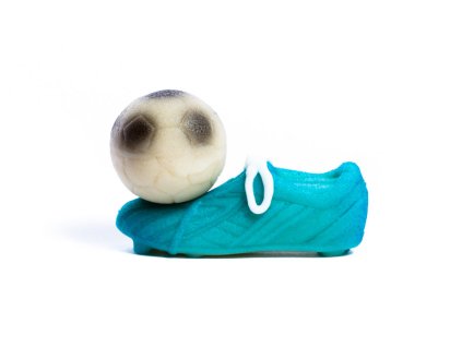 Modrá kopačka s fotbalovým míčem z marcipánu