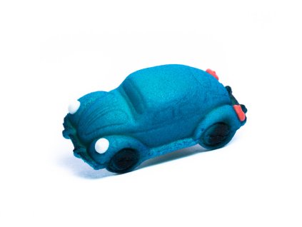 Modré auto „Brouk“ z marcipánu