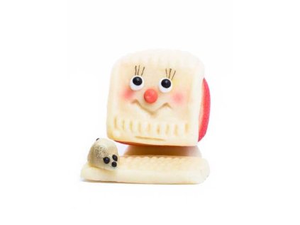Červený počítač s myší z marcipánu
