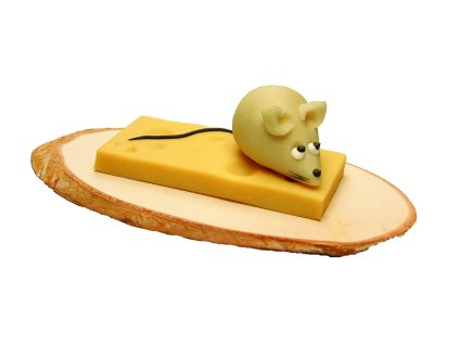 Marcipánová myš se sýrem na dřevěné desce