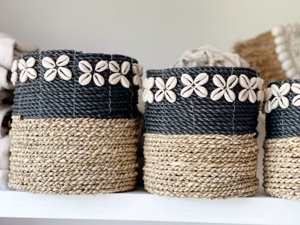 Košík z mořské trávy s mušlemi