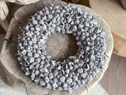 Věnec ze skořápek tropického ovoce / bílá patina