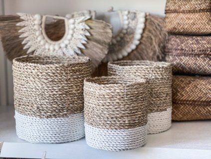 Košík z přírodního materiálu