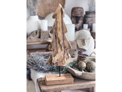 Strom z teakového dřeva