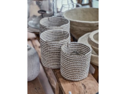 Košík z přírodního materiálu